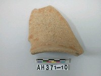 藏品(灰褐色粗砂陶口緣殘件)的圖片